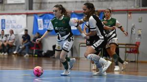 Tere, con el balón, anotó tres goles en la victoria de su equipo
