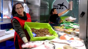 Rocío, en el puesto de Peixes Niki en la Pescadería de Ucha