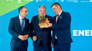 Los Pintos recibiendo de manos de Barea el premio por su trayectoria como empresa portuaria
