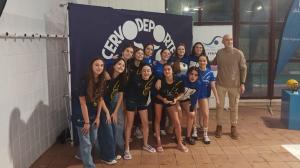 El equipo femenino del Marina, junto con el presidente de la Federación