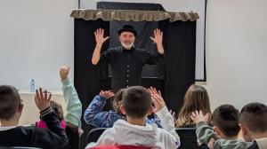 O espectáculo inicial, de teatro e narración oral, a cargo dos Contos de Pablísimo, baséase nas mans