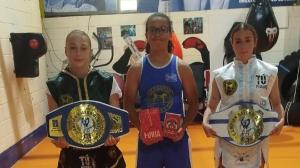 Nahir, Alicia y Carla posan con sus respectivos cinturones
