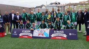 El Racing Genuine posa con sus medallas logradas en la primera jornada de la competición