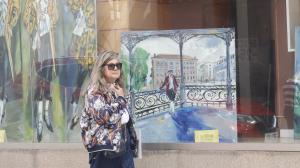 exposición de cuadros de Carmen Martín que están repartidos por escaparates de A Magdalena  por el Festival Ilustrado de Ferrol