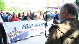 Apeadero de Perlio manifestación Foro polo Ferrocarril