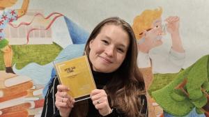La escritora Cristina Prieto Solano con su premio Torre del Agua por 'Novatas de corazón'