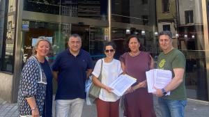 Foto de grupo ante el edificio administrativo de la Xunta en Ferrol