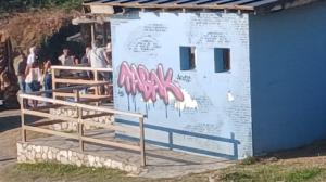 Grafiti sobre el mural, obra del artista Manuel Carballeira