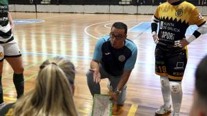 Lombardía, dando instrucciones a las suyas en el duelo ante el Estrela 