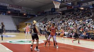 Moira Joiner, con el balón, fue la máxima anotadora del Baxi 