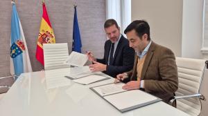 López Campos y Rey Varela durante la firma, este lunes, en Compostela