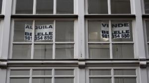 Cartel de una de las inmobiliarias que operan en la comarca