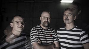 The Homens, que permanece con los mismos miembros desde el inicio, recupera las icónicas rayas del videoclip que ganó en Cans