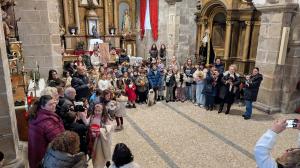 Al finalizar la celebración en Ares hubo posado familiar en el altar
