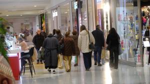 Clientes en el centro comercial Odeón de Narón