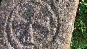 Uno de los restos registrados en el libro 'Pontedeume, villa templaria por excelencia', de Luz Kengsinton, en una losa localizada en el antiguo cementerio del municipio