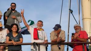 Manuel García haciendo el signo de la paz junto a compañeros de Brasil (entre los que se encuentra la concejala Mariana Conti), Turquía y Argelia