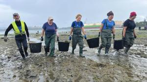 Mariscadoras de la Cofradía de Pescadores de Barallobre, en Fene
