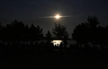 Viendo el eclipse desde el lago de As Pontes