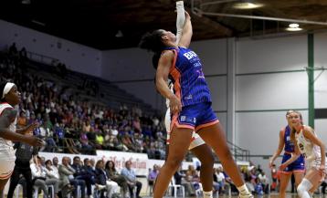 Moira Joiner trata de pelear un balón con Jessica Fequiere