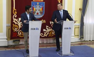 Momento de la comparecencia del alcalde y el subdelegado tras la reunión
