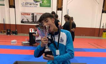 El karateka, con el trofeo conseguido con la selección |