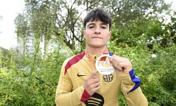 El "b-boy" posa con su medalla de plata |