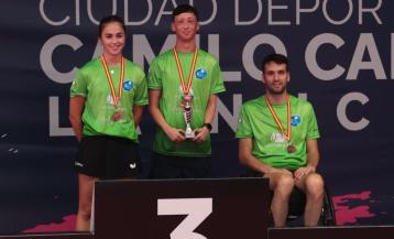 Couce, con sus compañeros de equipo, en el podio |