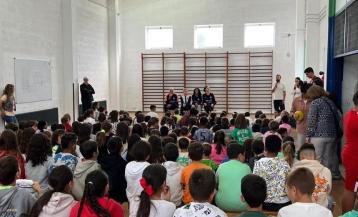 Moira Joiner, Lay Daniels y Karla Erjavec, en el CEIP A Gándara