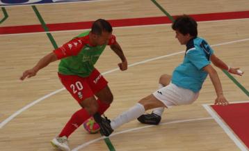 Adri trata de superar a un jugador del Tierno Galván