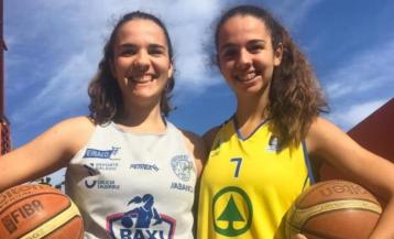 Elena Rodríguez, derecha, junto con su hermana Natalia, en una imagen de archivo