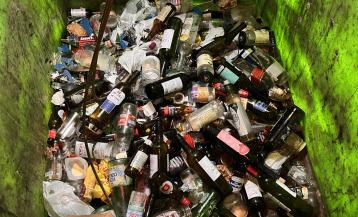 Botellas de vidrio en el fondo de un iglú