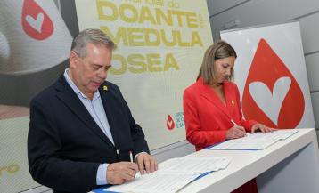 Cristina Piñeiro presidenta de  Asotrame y el conselleiro de Sanidade Antonio Gómez Caamaño