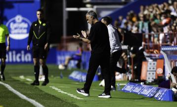 Pablo López, aplaudiendo durante el partido contra el Lugo
