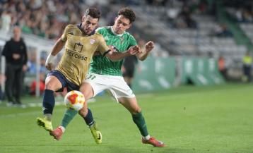 Raúl Dacosta lucha por llevarse la pelota con Miguel Cera