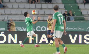 Raúl Dacosta, con el balón, fue uno de los más destacados ante el Guadalajara