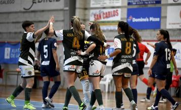 Las jugadoras locales, celebrando uno de sus goles 
