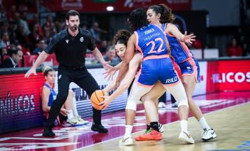 Moira Joiner y Elena Rodríguez presionan a Carla Leite