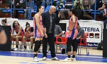 Lino López da instrucciones a Blanca Millán y Moira Joiner