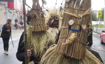 Un instante del desfile de comparsas de Fene del año pasado