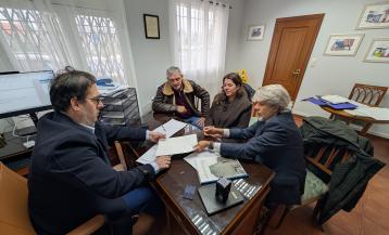 Momento de la firma en la notaría de San Sadurniño, este martes