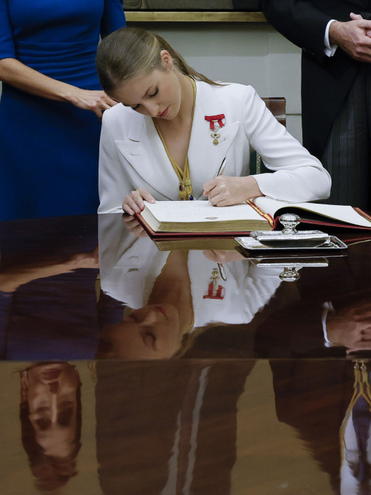 La princesa Leonor jura la Constitución por su 18 cumpleaños (61)