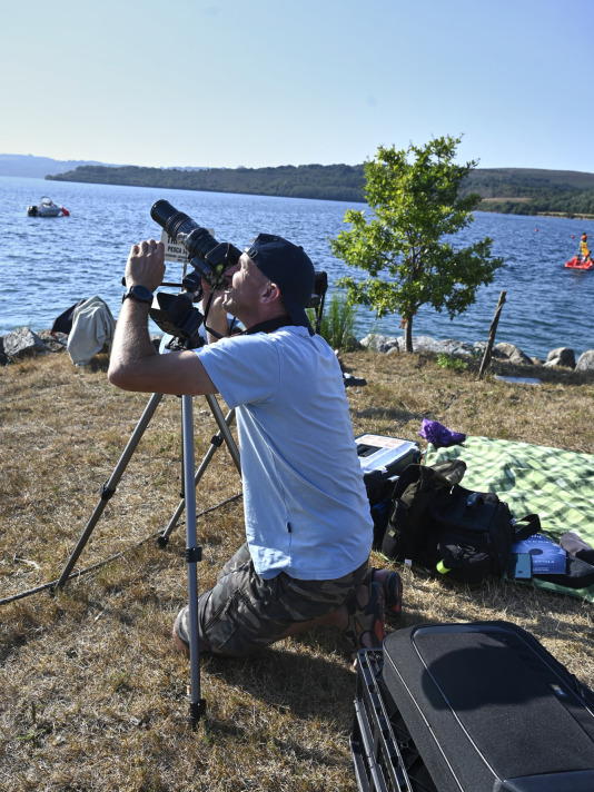 Viendo el eclipse desde el lago de As Pontes