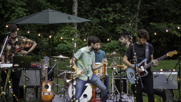 El nombre del grupo Mendoza surgió a raíz del gusto del cantante por la obra del escritor español