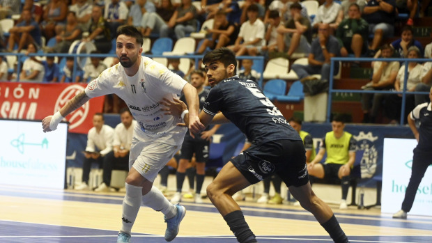 Diogo trata de superar a un jugador del Alzira