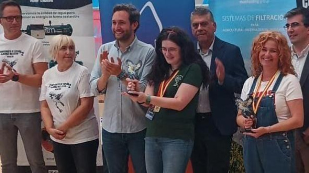 López, a la derecha, con su histórico trofeo