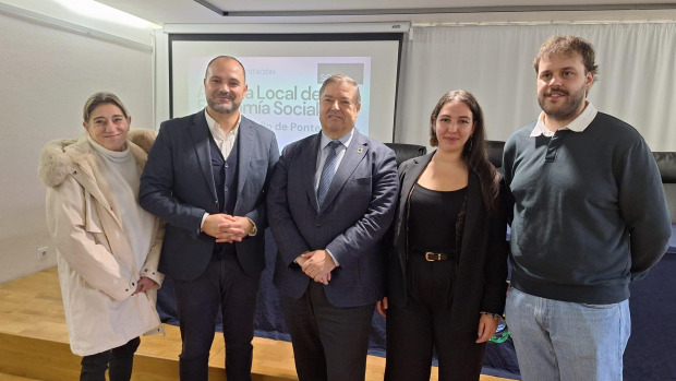Foto de familia en el acto de presentación