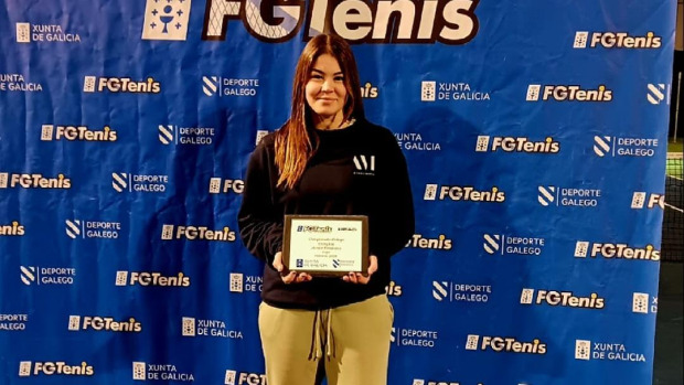 Noa Pena posa con su nuevo título