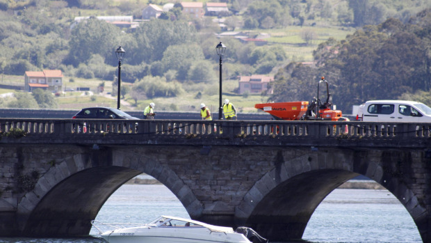 Operarios en el puente, el pasado mes de mayo