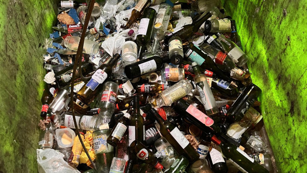 Botellas de vidrio en el fondo de un iglú